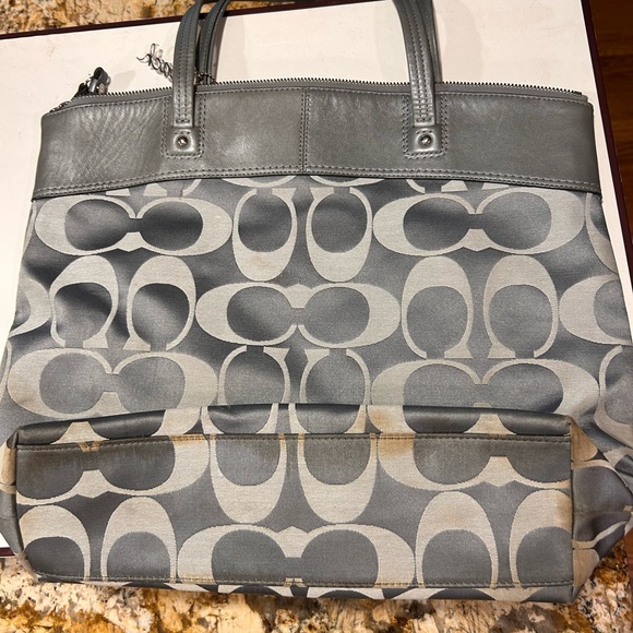 Vintage Coach Bag XL Grey in good condition.. staining on the bottom of the bag - Picture 3 of 5